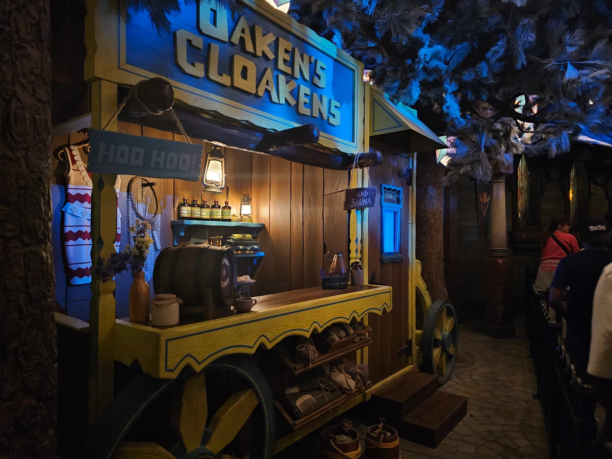 Disneyland Paris - Disney Adventure World - Qaken's Cloakens from the Frozen Ever After queue