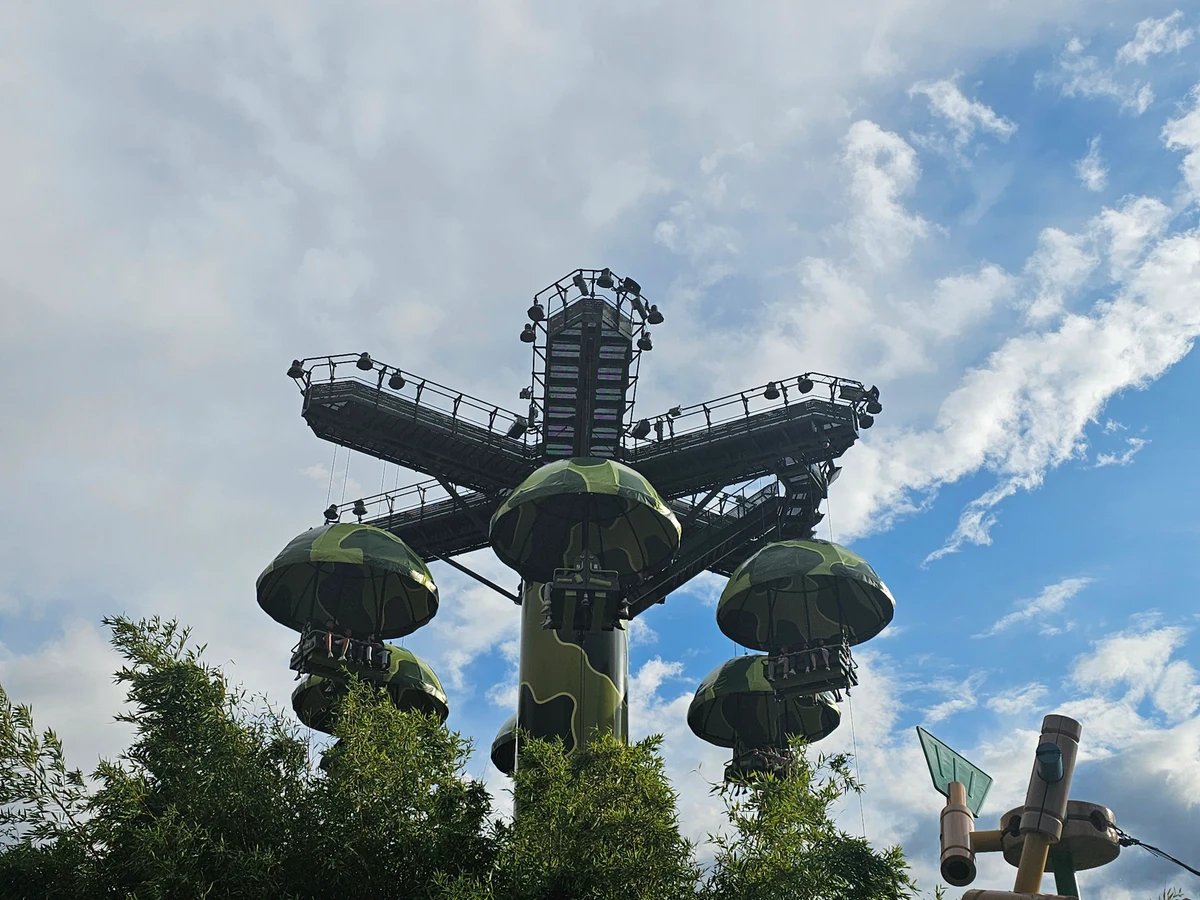 Disneyland Paris - Disney Adventure World - Toy Soldiers Parachute Drop