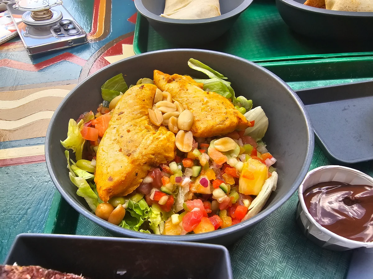 Disneyland Paris - Disneyland Park - Hakuna chicken salad - Restaurant Hakuna Matata