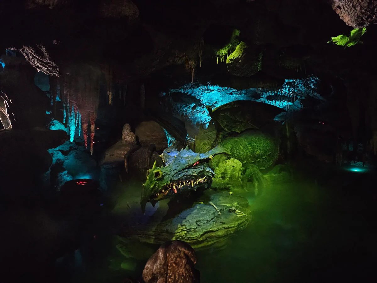 Disneyland Paris - Disneyland Park - La Tanière du Dragon