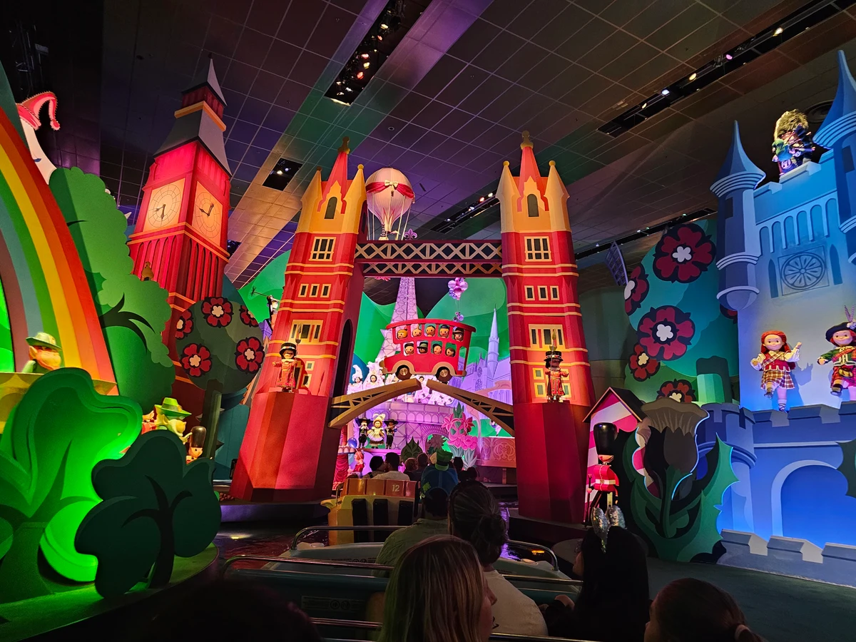 Disneyland Paris - Disneyland Park - It's a Small World Indoor Section