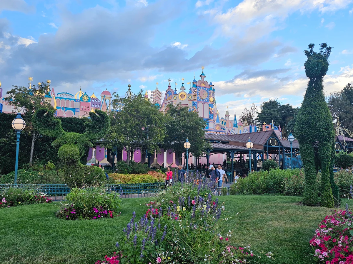 Disneyland Paris - Disneyland Park - Area in front of It's a Small World
