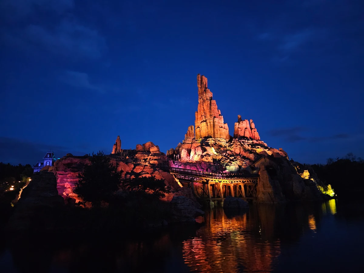 Disneyland Paris - Disneyland Park - Big Thunder Mountain at night