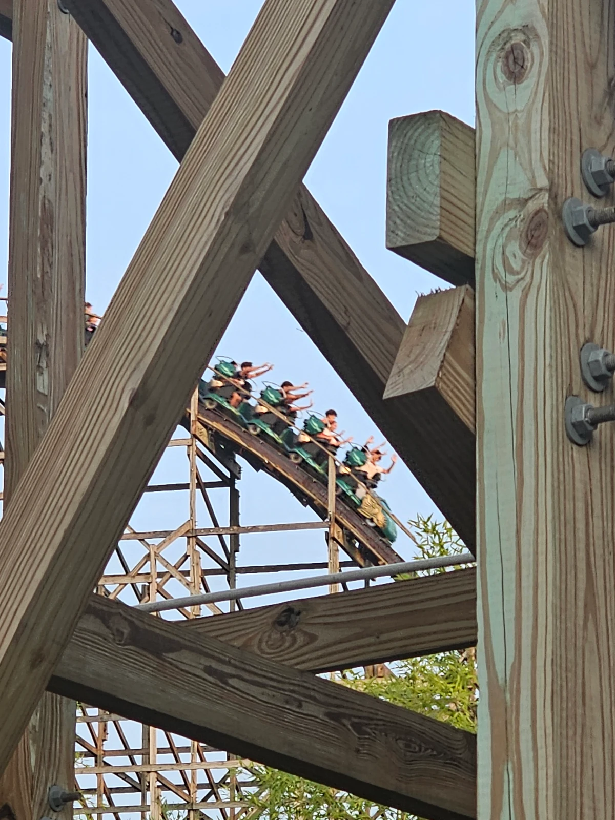 Parc Astérix - Tonnerre 2 Zeus through the supports